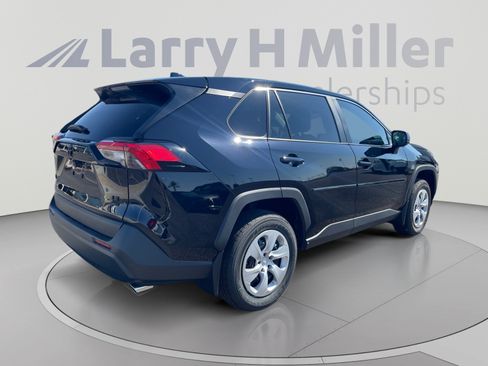 Used 2025 Toyota RAV4 LE AWD/4WD image 5