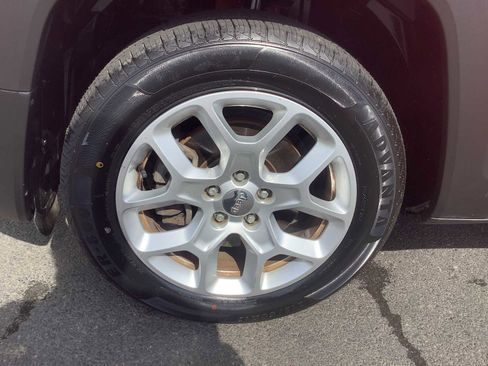 Used 2017 Jeep Renegade Latitude FWD image 8