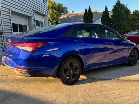 Used 2022 Hyundai Elantra SEL w/ Convenience Package FWD image 3