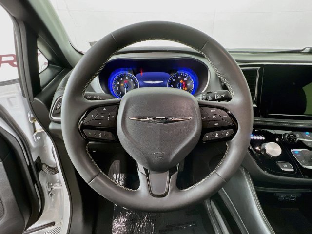 Used 2025 Chrysler Pacifica Limited FWD image 12