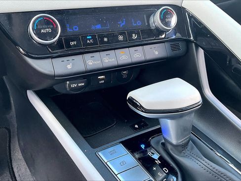 Certified 2025 Hyundai Elantra Limited FWD image 31