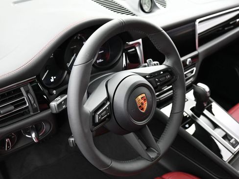 Certified 2026 Porsche Macan AWD/4WD image 17