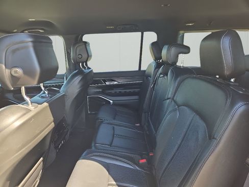 Used 2024 Jeep Wagoneer Series II w/ Flexible Seating Group AWD/4WD image 12