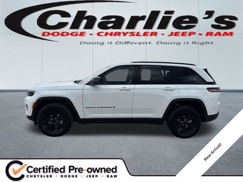 Certified 2025 Jeep Grand Cherokee Altitude AWD/4WD image 1