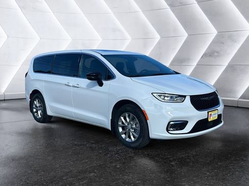 New 2026 Chrysler Pacifica Select image 8