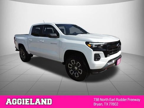 Used 2025 Chevrolet Colorado Z71 w/ Technology Package AWD/4WD image 3
