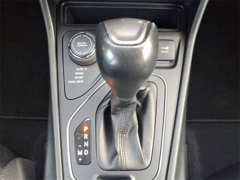 Certified 2022 Jeep Cherokee Latitude Lux w/ Sun & Sound Group image 18