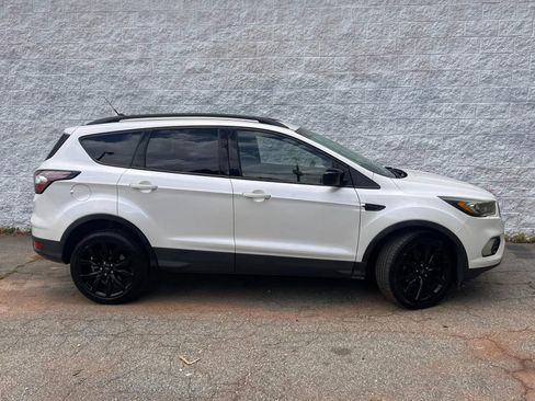 Used 2018 Ford Escape SE w/ SE Sport Appearance Package FWD image 5