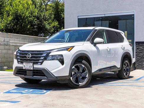 Used 2024 Nissan Rogue SV FWD image 6