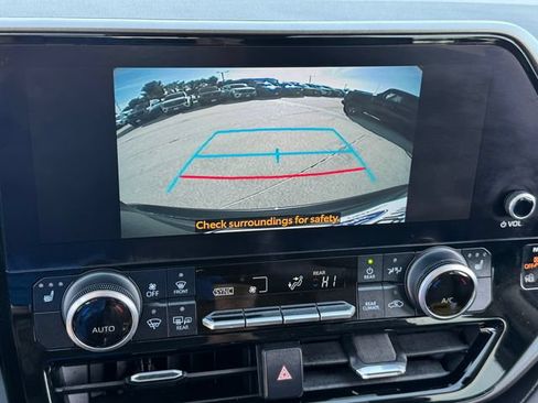 Used 2023 Toyota Highlander XLE FWD image 27