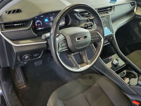 Used 2023 Jeep Grand Cherokee Laredo AWD/4WD image 17