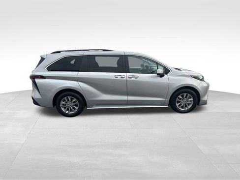 Used 2024 Toyota Sienna XLE image 33