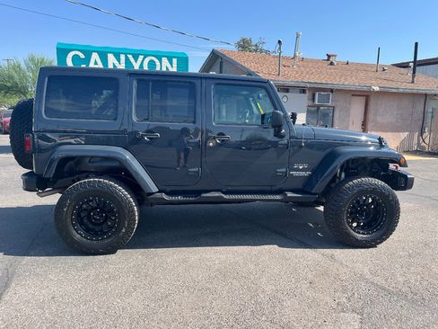 Used 2017 Jeep Wrangler Unlimited Sahara w/ Connectivity Group AWD/4WD image 3