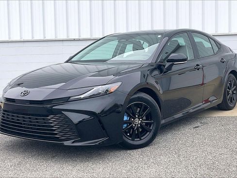 Used 2025 Toyota Camry LE w/ Convenience Package image 2