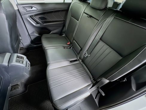 Used 2022 Volkswagen Tiguan SE w/ Panoramic Sunroof Package image 30