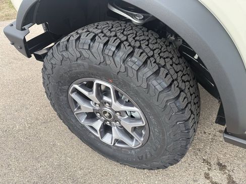 New 2025 Ford Bronco Badlands image 3