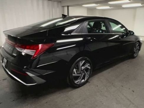 Used 2025 Hyundai Elantra Limited image 8