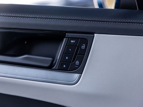 Certified 2025 Porsche Cayenne AWD/4WD image 45
