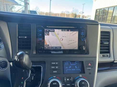 Used 2017 Toyota Sienna XLE image 22
