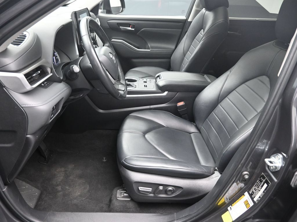 Used 2024 Toyota Highlander XLE FWD image 18
