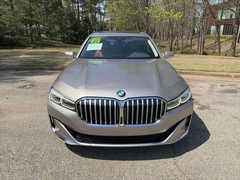 Used 2022 BMW 740i image 8