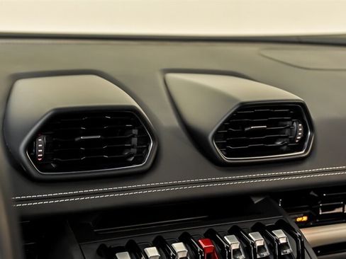 Used 2022 Lamborghini Huracan EVO RWD image 28