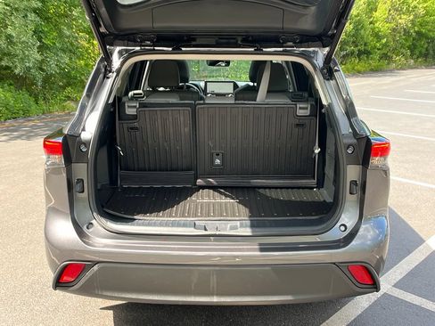Used 2023 Toyota Highlander XLE AWD/4WD image 12