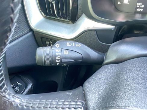 Used 2019 Volvo XC60 T5 Momentum w/ Premium Package image 23