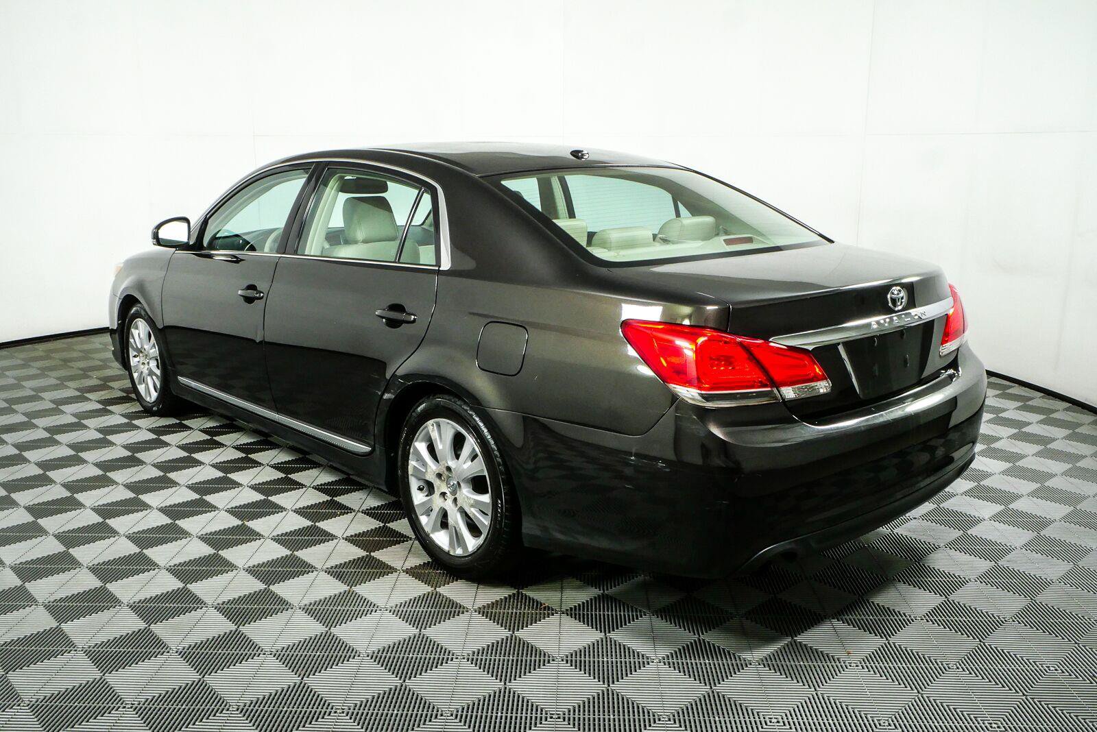 Used 2011 Toyota Avalon FWD image 27