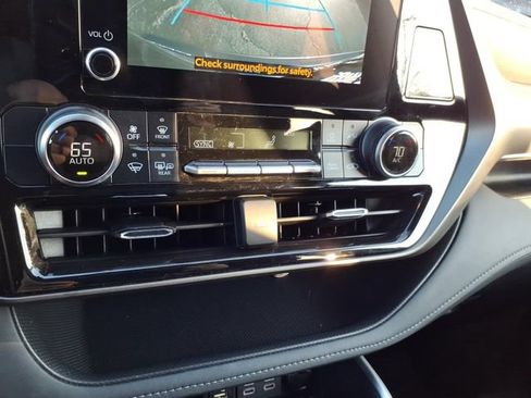 Used 2023 Toyota Highlander L FWD image 33