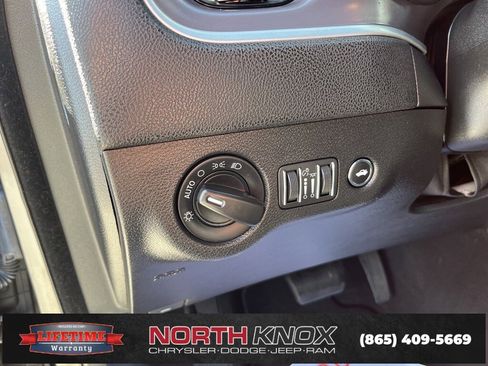 Used 2019 Dodge Charger SXT image 7