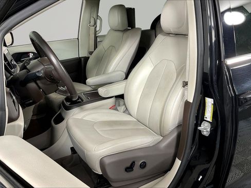Used 2020 Chrysler Pacifica Touring-L Plus FWD image 21