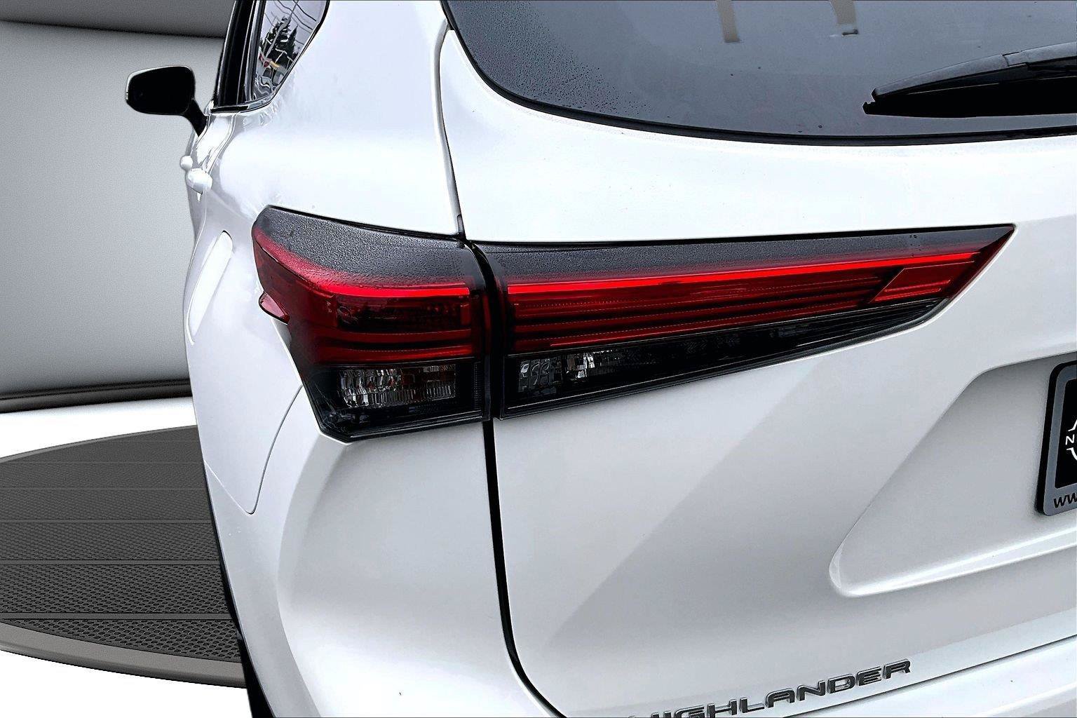 Used 2021 Toyota Highlander XLE AWD/4WD image 24