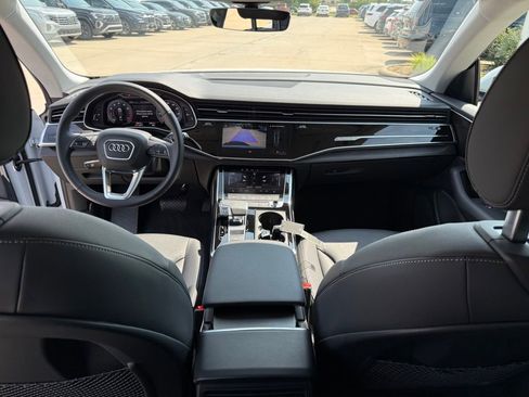 Used 2023 Audi Q8 Premium image 16