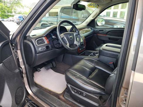 Used 2014 Chevrolet Suburban LT RWD image 10