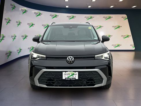Certified 2025 Volkswagen Taos SE image 2