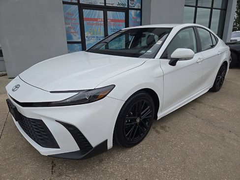 Used 2025 Toyota Camry SE FWD image 2