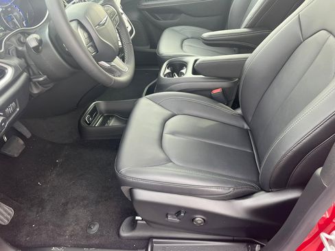 New 2026 Chrysler Pacifica Select image 14