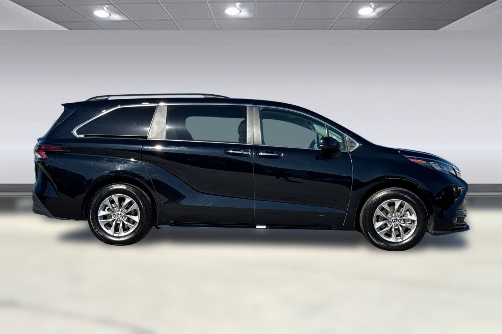 Used 2026 Toyota Sienna XLE FWD image 8