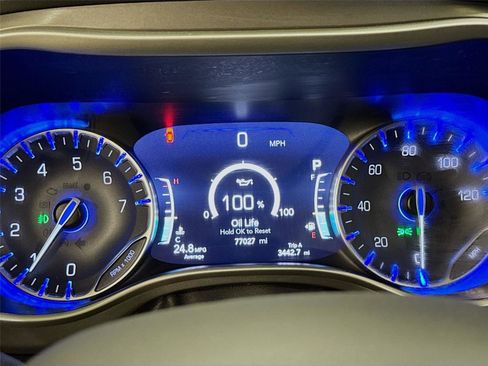 Used 2023 Chrysler Pacifica Touring-L image 12