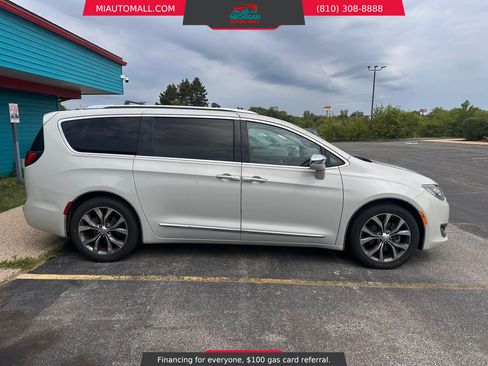 Used 2017 Chrysler Pacifica Limited FWD image 4