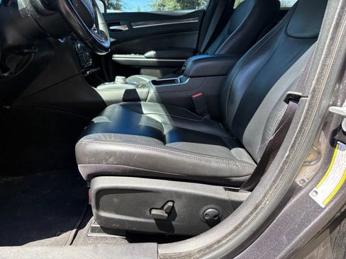Used 2022 Chrysler 300 Touring L RWD image 9
