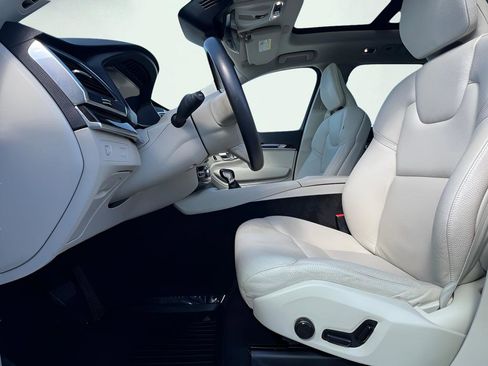 Used 2019 Volvo XC90 T5 Momentum w/ Protection Package Premier image 16