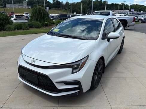 Used 2026 Toyota Corolla SE w/ SE Package FWD image 3