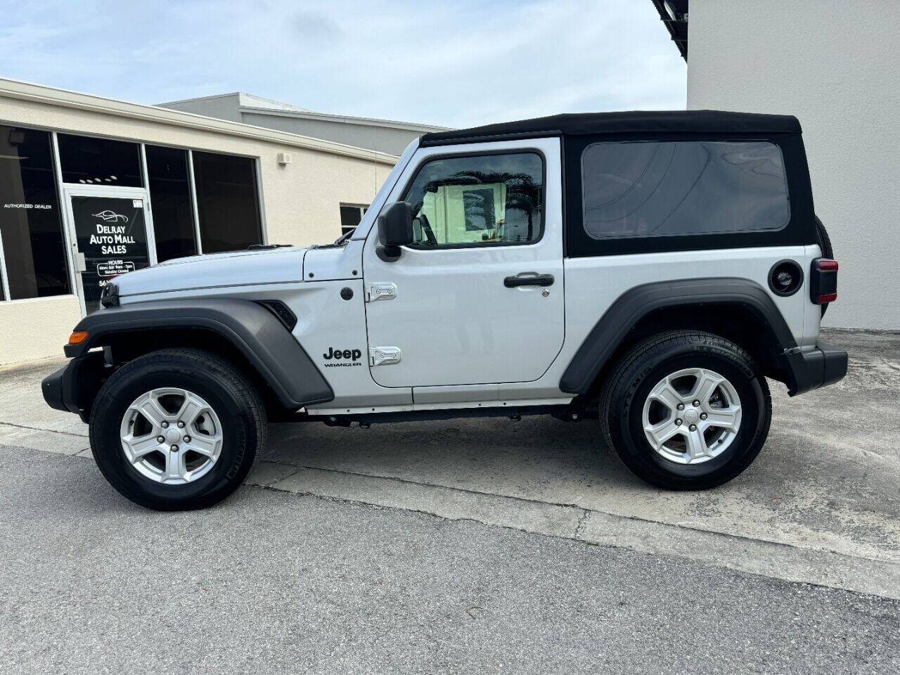 Used 2022 Jeep Wrangler Sport AWD/4WD image 4