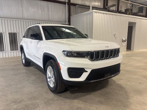 Used 2025 Jeep Grand Cherokee Laredo X w/ Luxury Tech Group I image 2