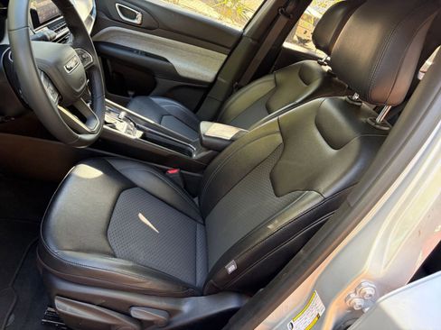 Used 2025 Jeep Compass Latitude image 23