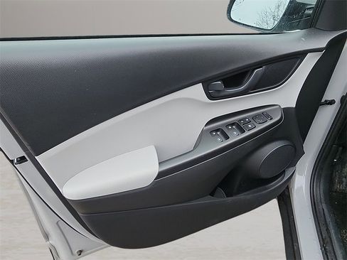 Used 2023 Hyundai Kona SE image 22