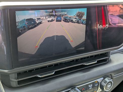 Used 2025 Jeep Wrangler Unlimited Sahara AWD/4WD image 19