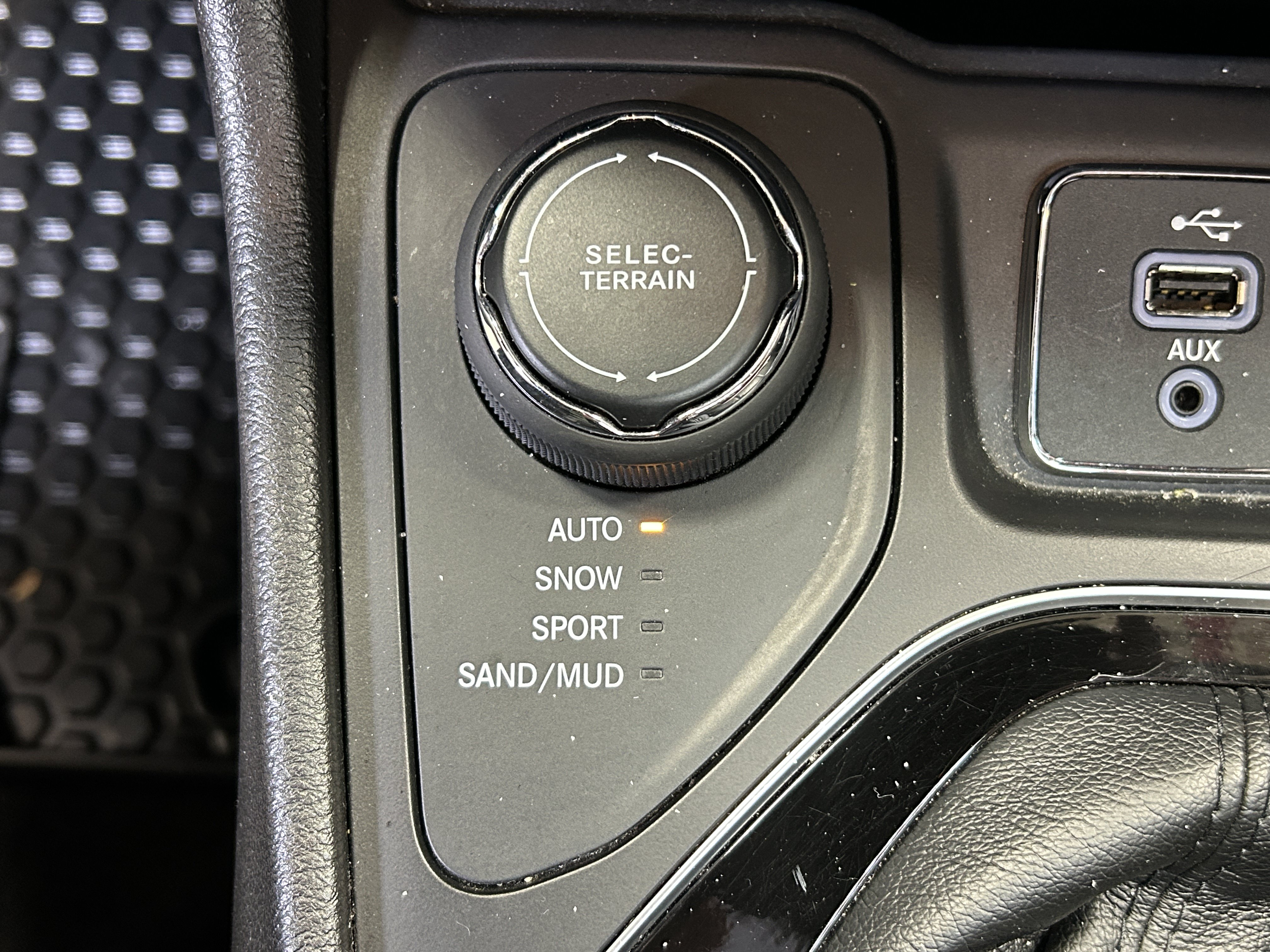 Used 2019 Jeep Cherokee Limited w/ Luxury Group AWD/4WD image 28